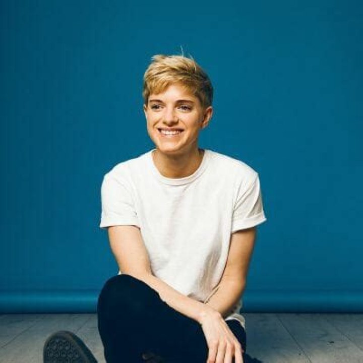 Who is Mae Martin? Wiki, Age, Height, Net Worth, Boyfriend, Ethnicity, Career
