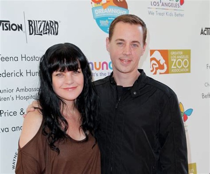 Who is Sean Murray Wife Carrie James?