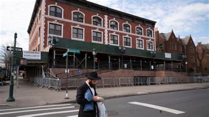 Who was the revered rabbi whose New York synagogue was the scene of a brawl over an illegal tunnel?