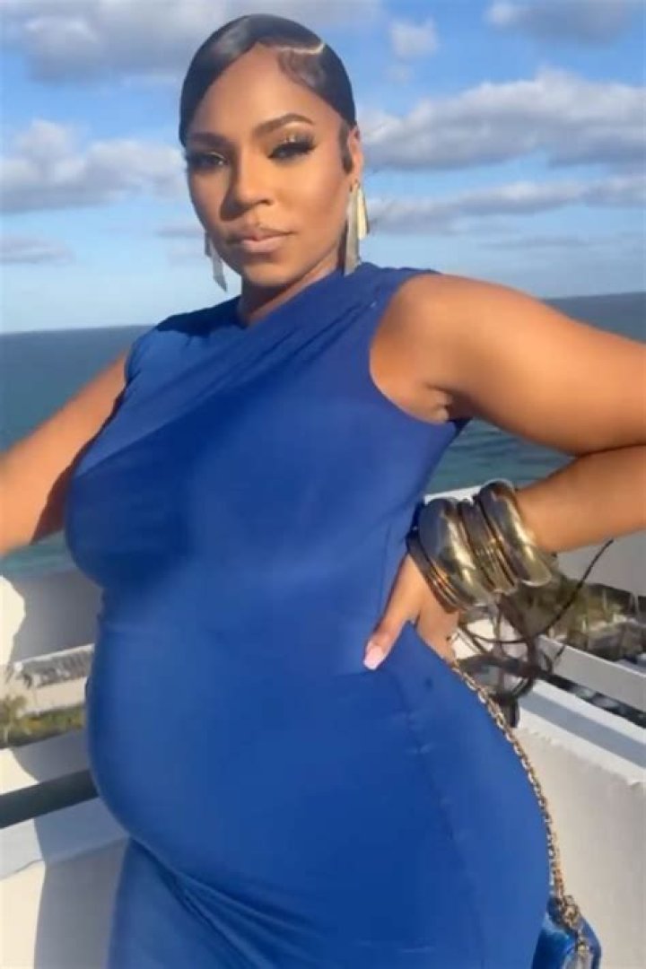 ‘You’re Amazing, Body Blazin”: Ashanti Shows Off Her Sexy Abs In Beach Photo  